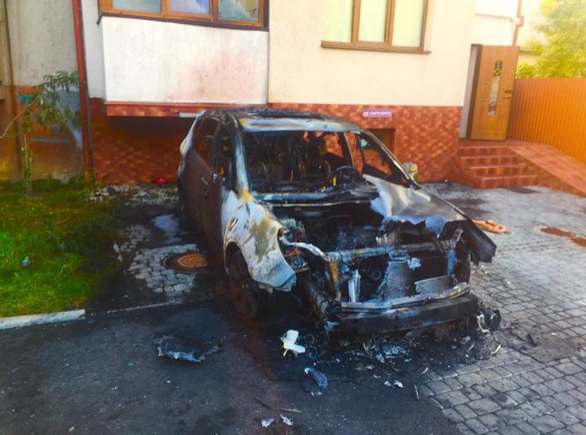 В Ужгороді повністю згоріла іномарка "Subaru". Є припущення, що був підпал