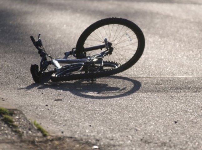 У центрі смт. Ясіня водій "Москвича" збив жінку-велосипедиста