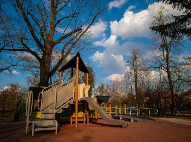 В одному з парків Мукачева облаштували новий дитячий майданчик
