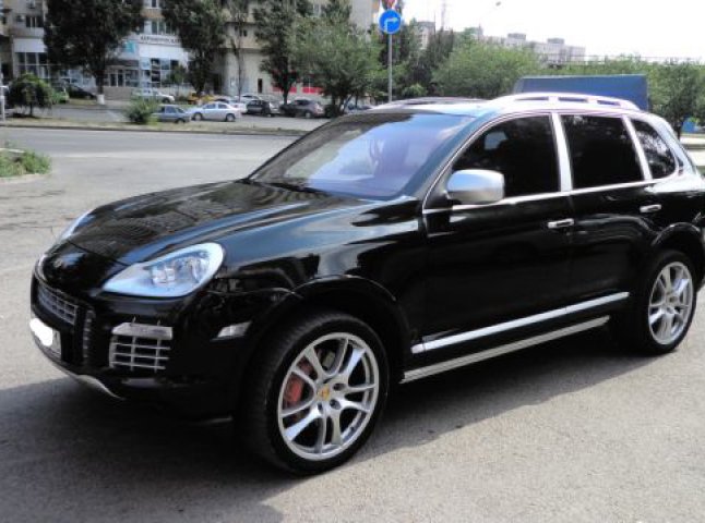 На Воловеччині киянин на Porsche Cayenne зіткнувся з вантажним автомобілем