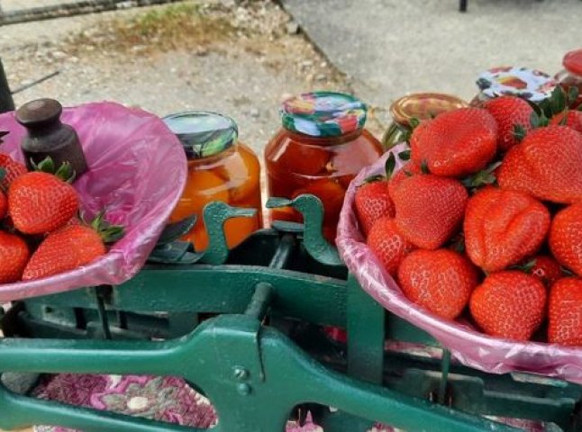 Яка ціна першої місцевої полуниці, яку подекуди вже продають на Закарпатті