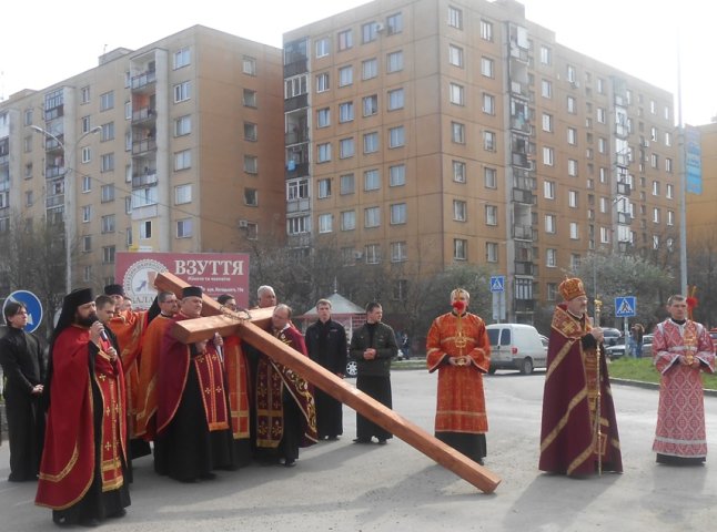 В Ужгороді відбувся процесійний хід Хресної Дороги з мощами Чесного й Животворящого Хреста