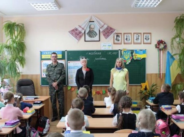 Ужгородські школярі зустрілись з військовим, який перебував у зоні бойових дій