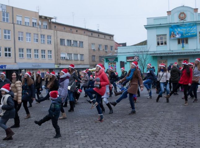 Ужгородці привітали своє місто з Новим роком святковим флеш-мобом