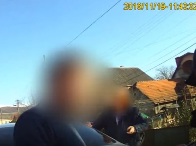 В інтернет-мережі оприлюднили відео, на якому патрульні зупинили автомобіль, пасажиром якого була особа, схожа на Геннадія Москаля