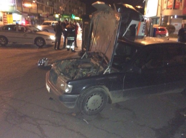 В Ужгороді перекинувся автомобіль швидкої допомоги (ФОТО, ВІДЕО)