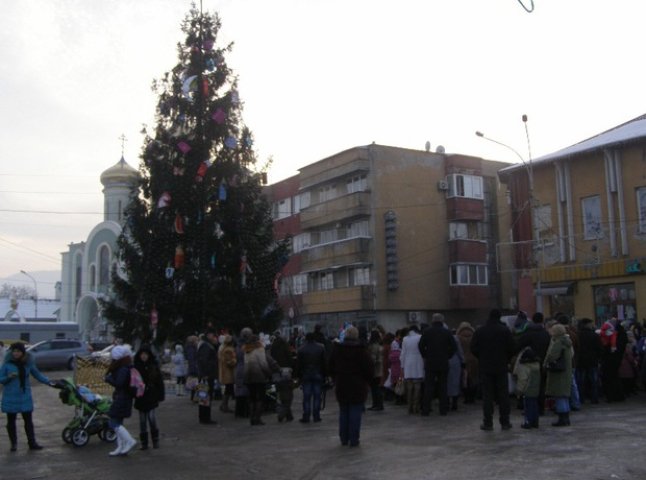 У Хусті встановлюють новорічну ялинку