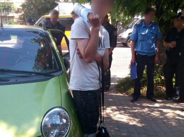 В Ужгороді у пасажира авто знайшли наркотики