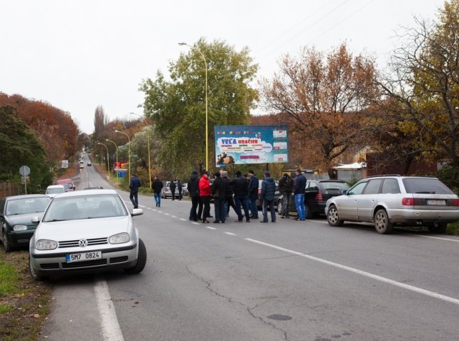 "Пересічники" заблокували дорогу до словацького кордону