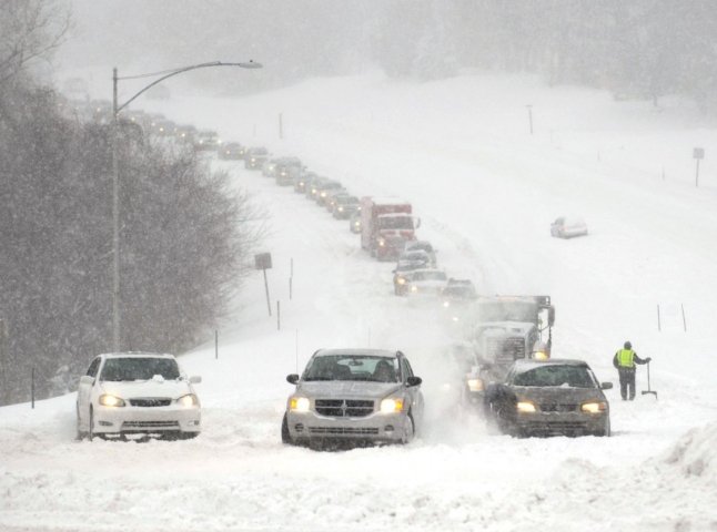Москаль просить автомобілістів у лютий мороз допомагати колегам і підвозити пішоходів між населеними пунктами