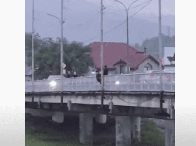У Мукачеві жінка намагалась стрибнути з мосту. Опубліковано відео