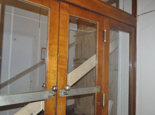 Будівлю Закарпатської ОДА забарикадували: вікна та двері забиті дошками (ФОТО)