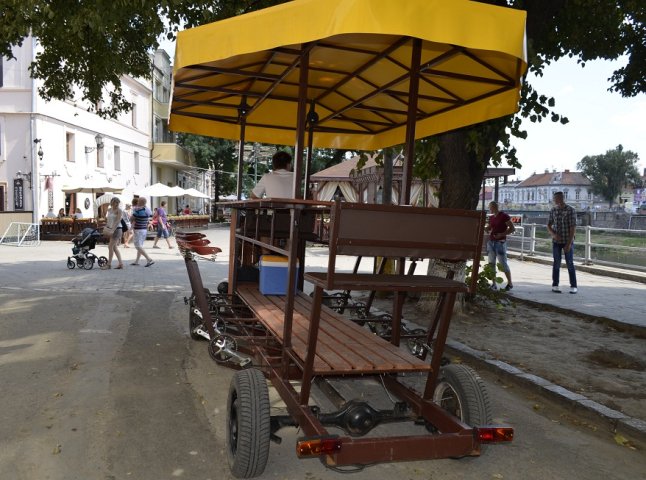 Нова атракція для відпочиваючих: в Ужгороді можна покататися на велопабі (ФОТОФАКТ)