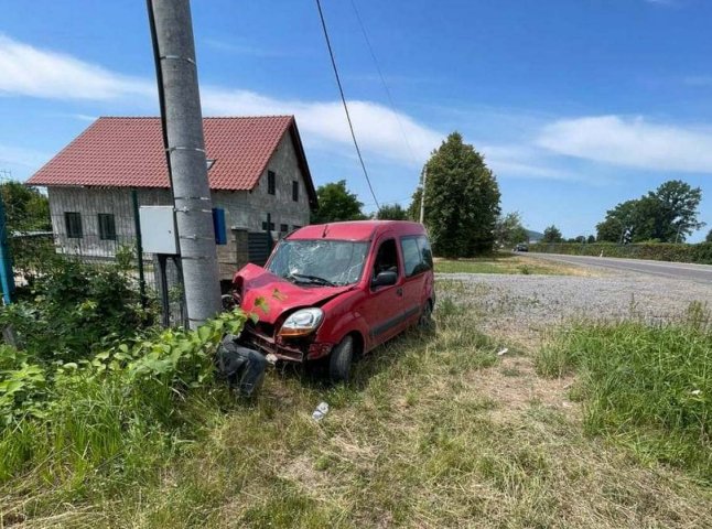 У Мукачеві авто врізалось в електроопору: водійка за кермом була напідпитку У Мукачеві авто врізалось в електроопору: водійка за кермом була напідпитку