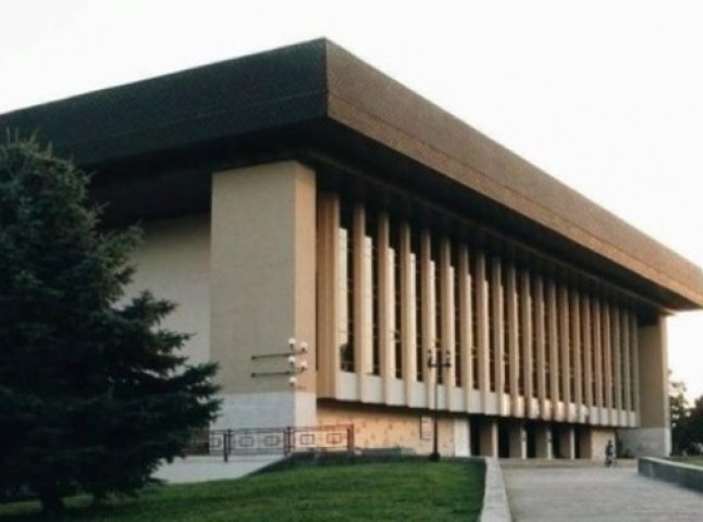 Невідомі вкрали з приміщення Закарпатського облмуздрамтеатру п’ять прожекторів