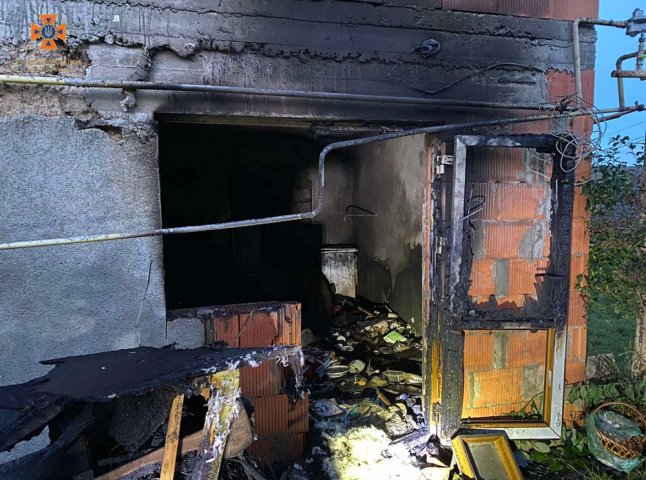 На Закарпатті в будинку стався вибух газу та пожежа: постраждала жінка