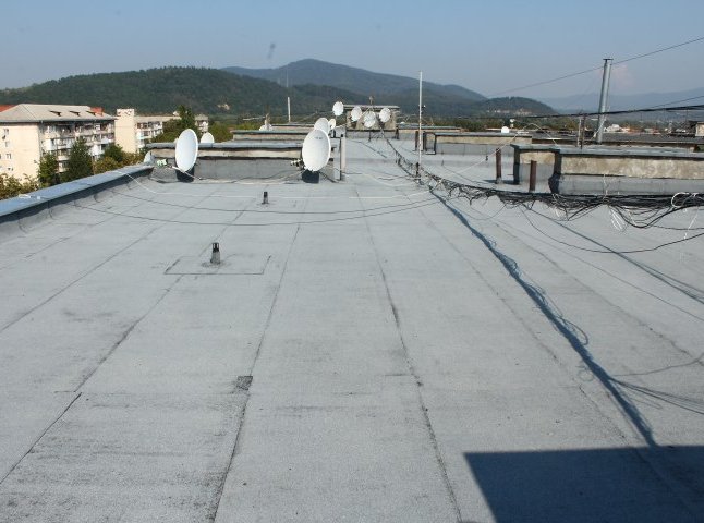 В Мукачеві на семи багатоповерхівках ремонтують дах
