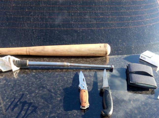 Мукачівські патрульні затримали двох осіб, у яких знайшли холодну зброю