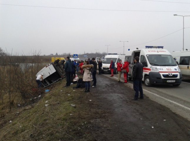 Неподалік Ужгорода жахлива ДТП: мікроавтобус із пасажирами з’їхав у кювет і перекинувся