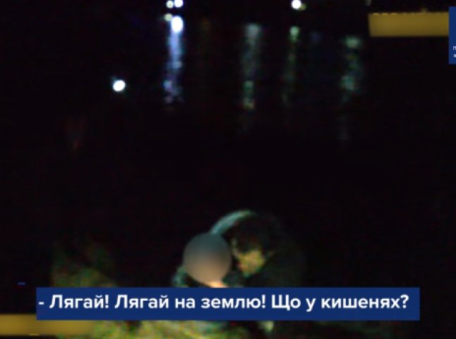 Сильно вдарив жінку, пограбував її, опісля – заліз у річку: патрульні розповіли про інцидент в Ужгороді