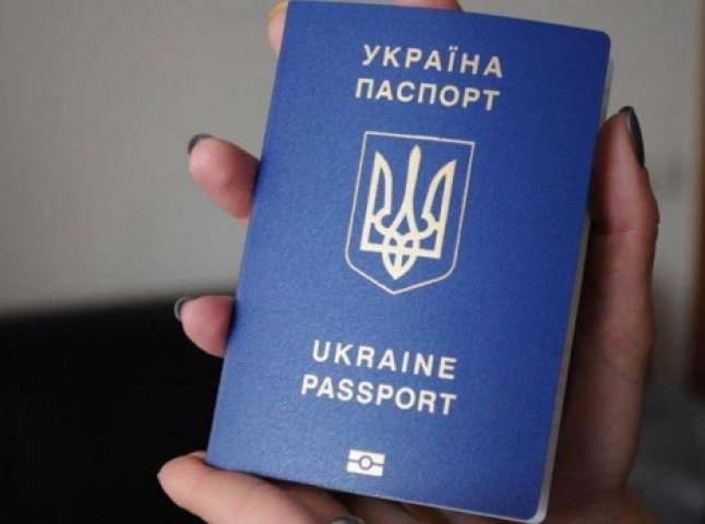 У Мукачеві запровадили електронну чергу для отримання закордонного паспорту