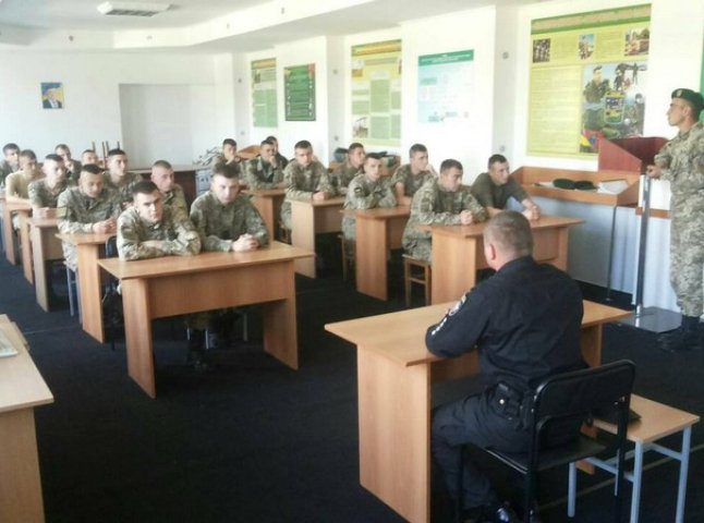 Поліцейські навчали строковиків Чопського прикордонного загону основам безпеки дорожнього руху