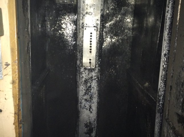 З’явились фото пожежі у ліфті ужгородської багатоповерхівки