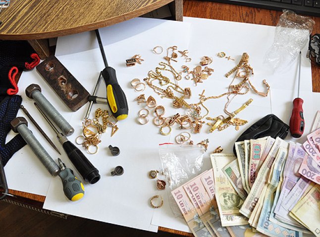 Сусід сусіду ворог: 18-річні парубки викрали золоті вироби від односельчанки на 20 тисяч гривень