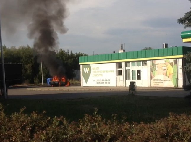 В Ужгороді на АЗС згорів автомобіль