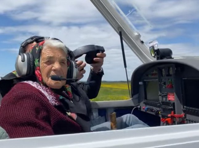 Як 90-річна закарпатка сіла за штурвал літака