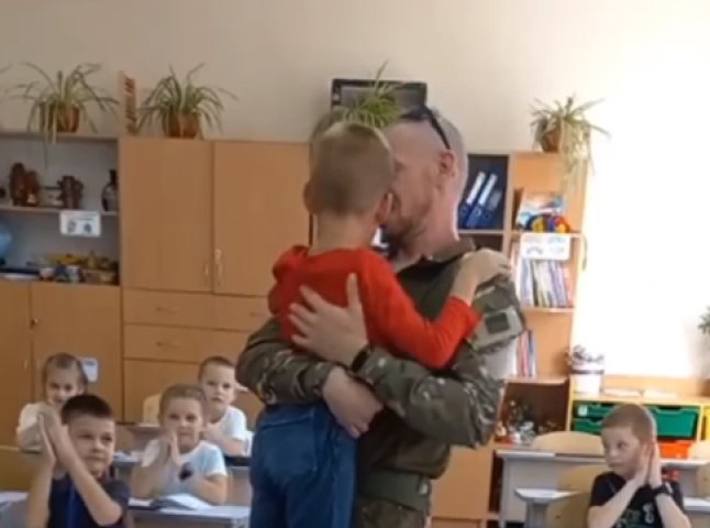 Емоційне відео: як маленький мукачівець зустрічав свого батька-героя з фронту