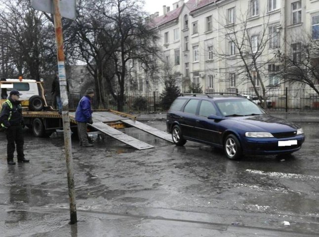 В Ужгороді патрульна поліція евакуювала ще один автомобіль