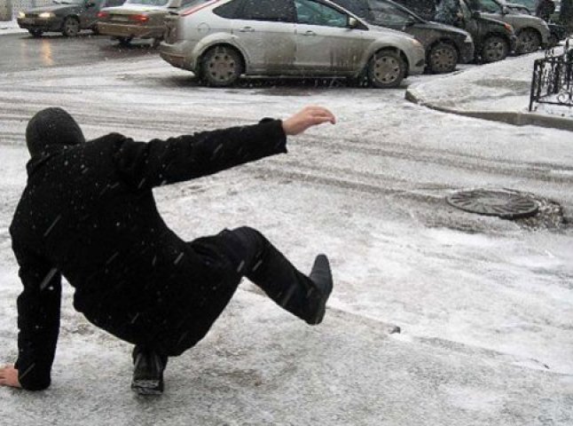 Муніципали нагадали, хто в Мукачеві має очищати тротуари від снігу і льоду 