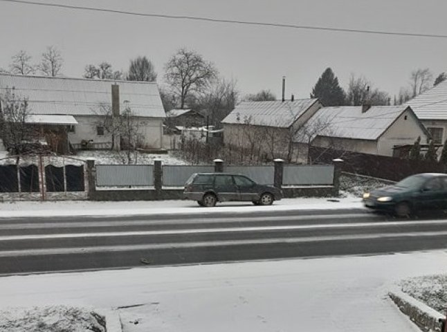 Перший сніг на Закарпатті: на трасі Київ-Чоп ускладнено рух