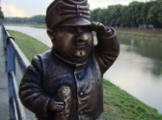 В Ужгороді з перил набережної вкрали мініатюрну скульптуру бравого солдата Швейка (ФОТОФАКТ)