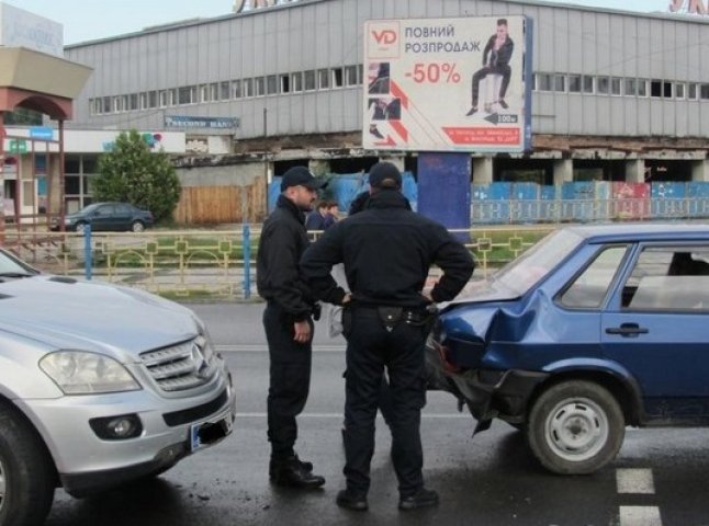 Аварія в Ужгороді: "Мерседес" в’їхав у "ВАЗ"