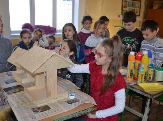 Ужгородські школярі розписали годівниці для птахів