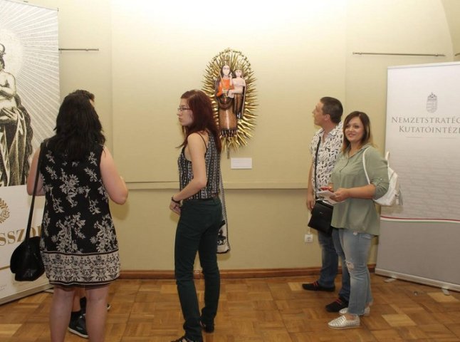 У Мукачеві презентували виставку картин «Богородиця»