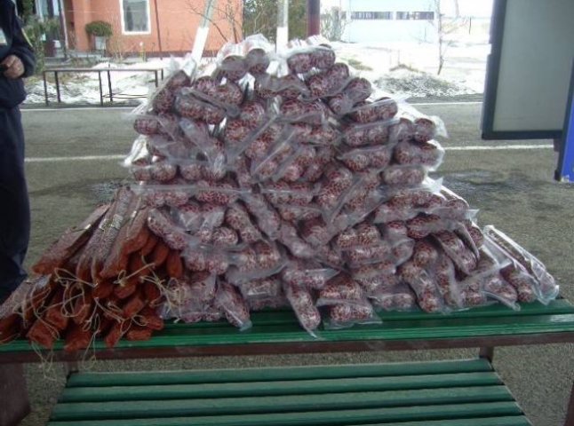 На пункті пропуску «Косине» українець позбувся "Москвича" та 150 кг ковбаси (ФОТО)