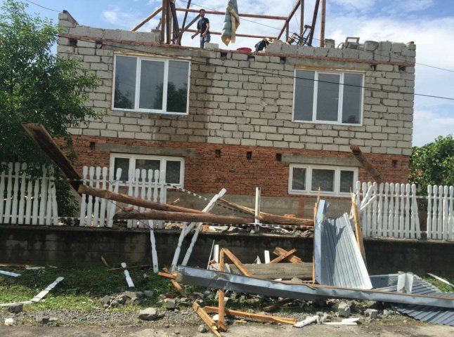 Негода на Іршавщині: сильний вітер зривав покрівлю з будинків 