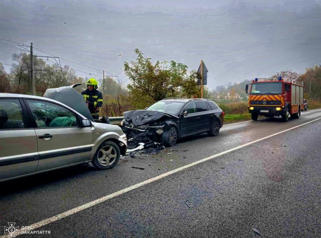 Уламки машин розкидані по дорозі: в області трапилась аварія