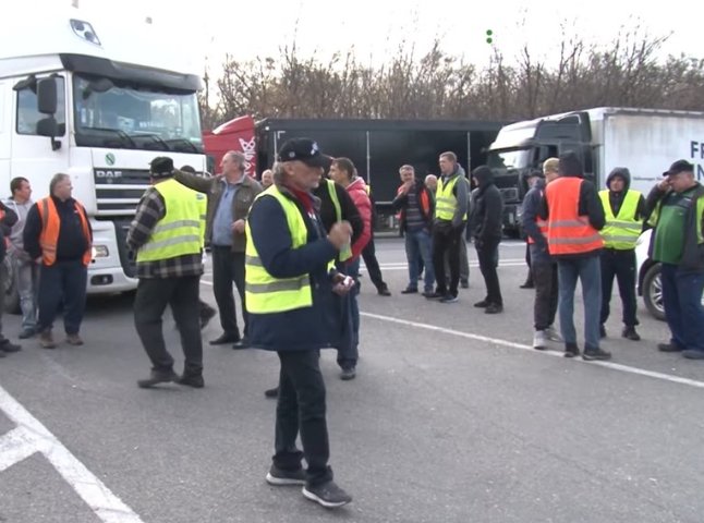 Далекобійники пояснили, чому перекрили частину дороги біля кордону зі Словаччиною
