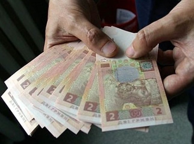 Середня зарплата в Україні знову знизилася