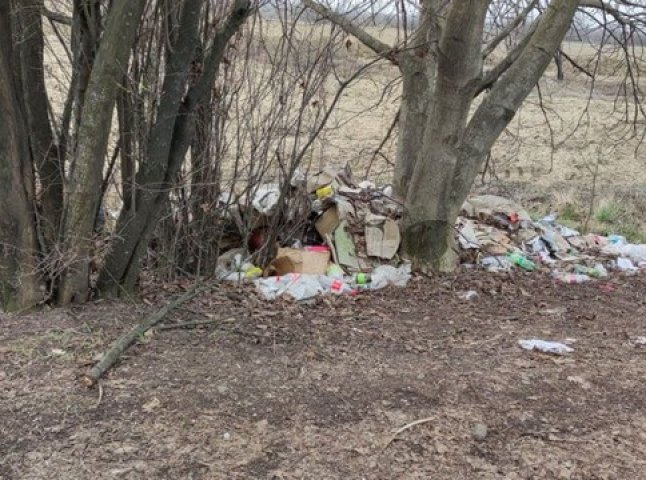 У Мукачеві будівельники залишили сміття на зеленій зоні