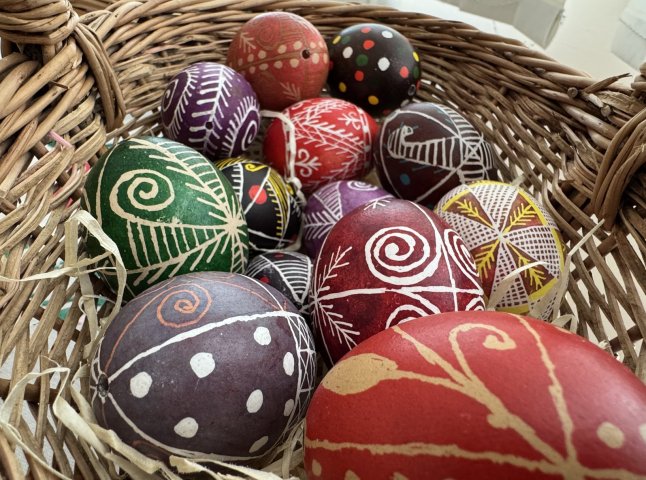 В Ужгороді розпочалась виставка «Світ писанки»