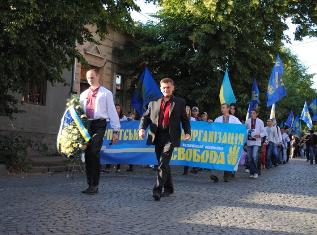 Марш націоналістів: свободівці пройшли у вишиванках вулицями Мукачева (ФОТОРЕПОРТАЖ,ВІДЕО)
