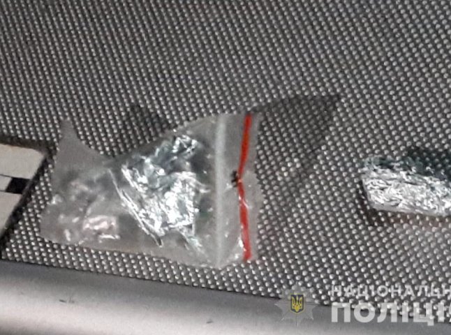 Два десятки пакетиків із амфетаміном та марихуаною виявив поліцейський у чоловіка
