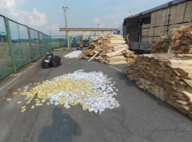 Контрабандист намагався ввезти через угорський кордон майже 60 тисяч пачок сигарет