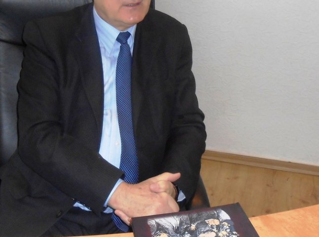 Мер Мукачева передав до бібліотек шкіл міста книгу про Міхая Мункачі написану його підлеглими (ФОТО)
