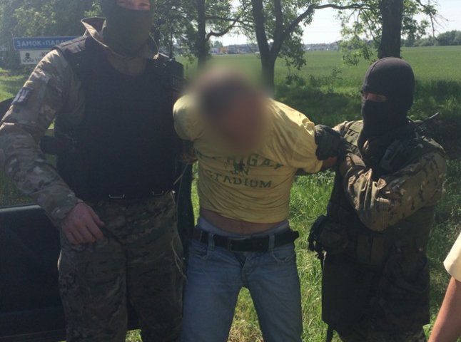 Як у Мукачеві СБУ затримувала зловмисників, які перевозили контрабандні боєприпаси та вогнепальну зброю (ФОТО, ВІДЕО)